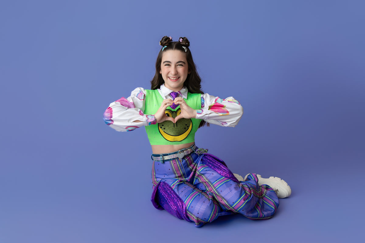 Lara Campos haciendo un corazón con las manos