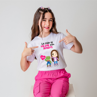 Vive Aventuras con Lara y Rhenné en la Playera Infantil "La Vida es Mejor con Amigos"